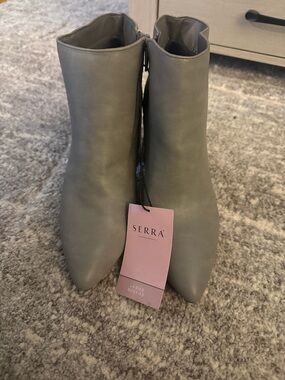 SERRA Women's Gray Pointed Toe Ankle Booties